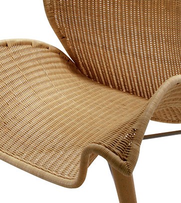 El sillón Salinas, es un buen ejemplo que con un buen material como la médula también se pueden lograr elegantes curvas; aunque haya que domarlas con una estructura metálica, capaces de conseguir una cómoda posición sedente. En este sillón la combinación de tres materiales como la madera, hierro cromado y médula de caña tejida nos resuelve un sillón de suaves curvas dónde la comodidad y la ergonomía no interpretan un papel secundario.