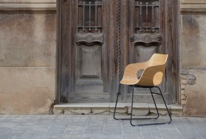 Una silla que realmente es un sillón, un diseño elegante y sofisticado, pero en realidad un estilo de interrelacionarnos delante de una mesa, con la comodidad como característica inalienable. Esta sería la definición de la silla Olé. Su metamorfosis nos lleva a plantearla como silla de oficina o poder contar con su diseño en los comedores más elegantes.