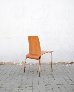 Piropo - Ximo Roca Diseño. la silla piropo nos muestra toda su elegancia gracias a sus sinuosas curvas y al material utilizado que le da un toque personal.