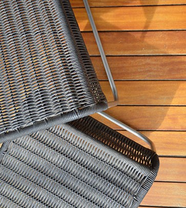 Ungría - Ximo Roca Diseño. Estructura de acero inoxidable, tejida con profil lo que permite ubicarla en el exterior. Silla de diseño adaptable a cualquier ámbito
