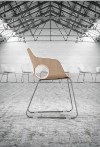 Colección de sillas de uso polivalente, funcional y versátil que la hace apropiada para todo tipo de espacios y proyectos