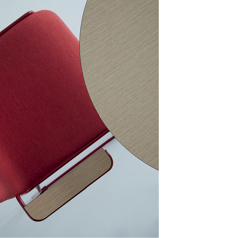 Colección de sillas y taburetes, versátil y completamente adaptable, que se integra en cualquier espacio.