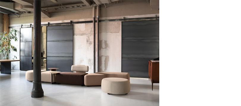Grand Tour es una colección de asientos de diseño sencillo y estética agradable. Gracias a los 6 elementos tapizados, que se pueden conectar fácilmente y tienen diferentes forma y tamaños, es posible crear composiciones armoniosas y confortables.